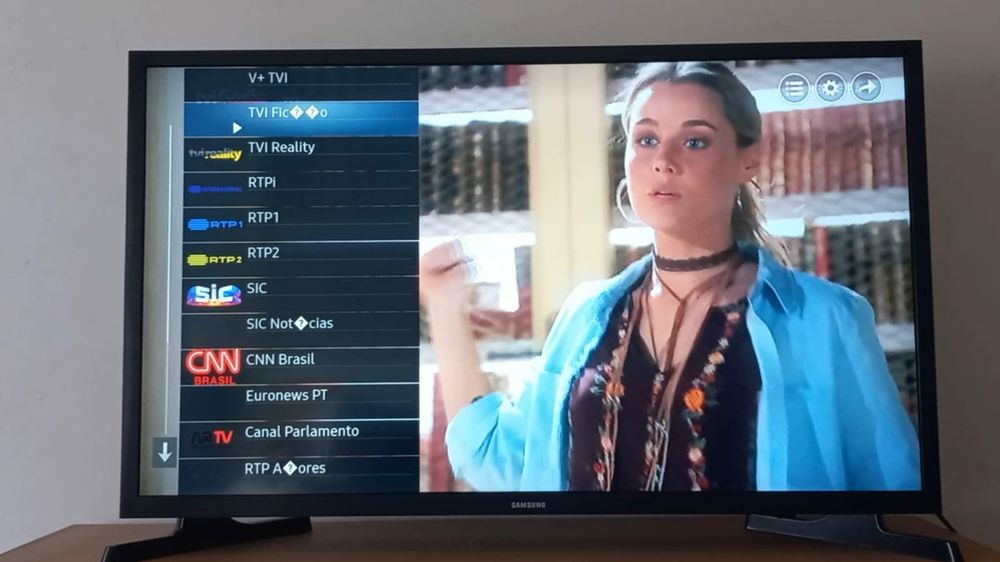 TV  Samsung 32 polegadas com comando ..