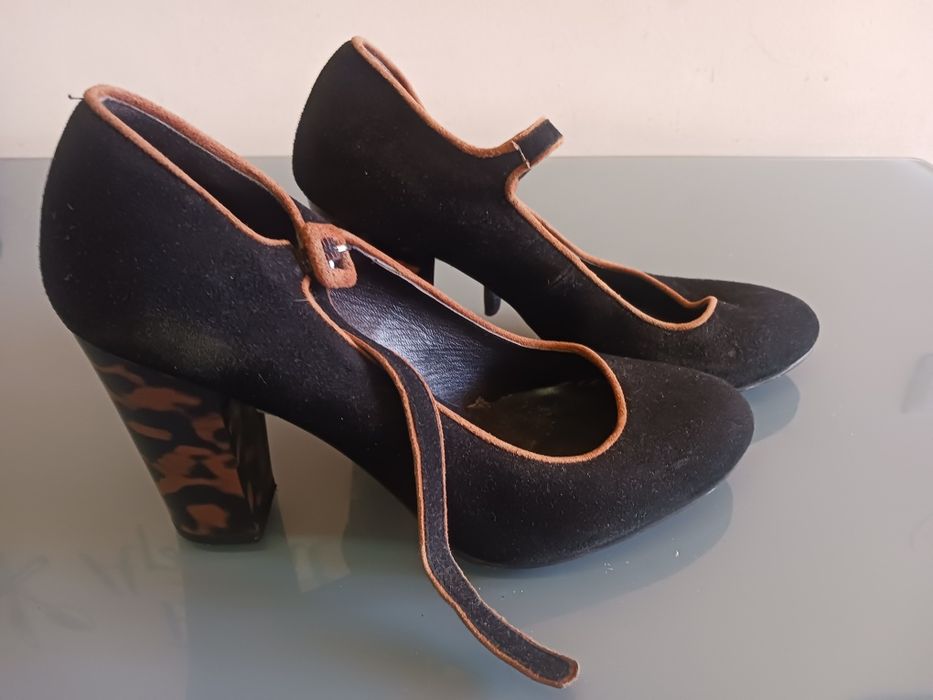 Sapatos de cerimónia de camurça preta com salto invulgar