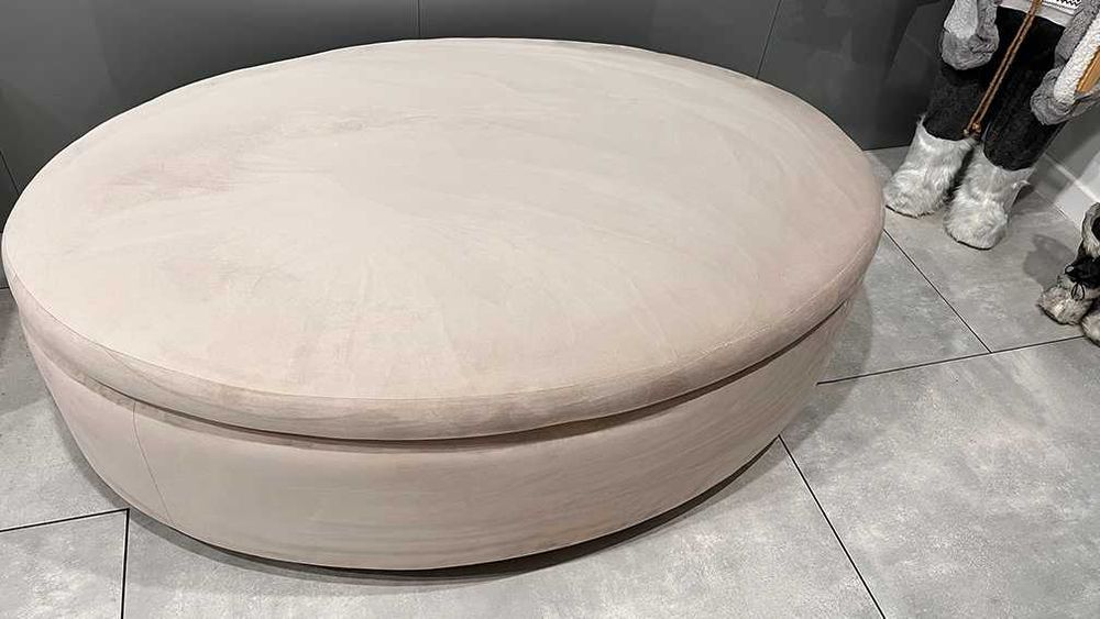 Duże siedzisko, beżowe. Puf. Do holu, poczekalni, przedpokoju.