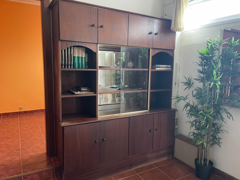 Conjunto Cristaleira + Livros + Móvel televisão + 2 colunas mármore