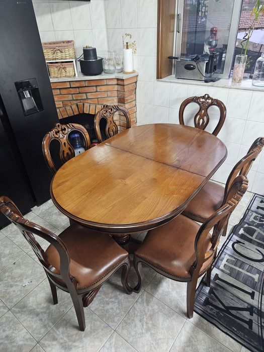 Mesa com 6 cadeiras em madeira