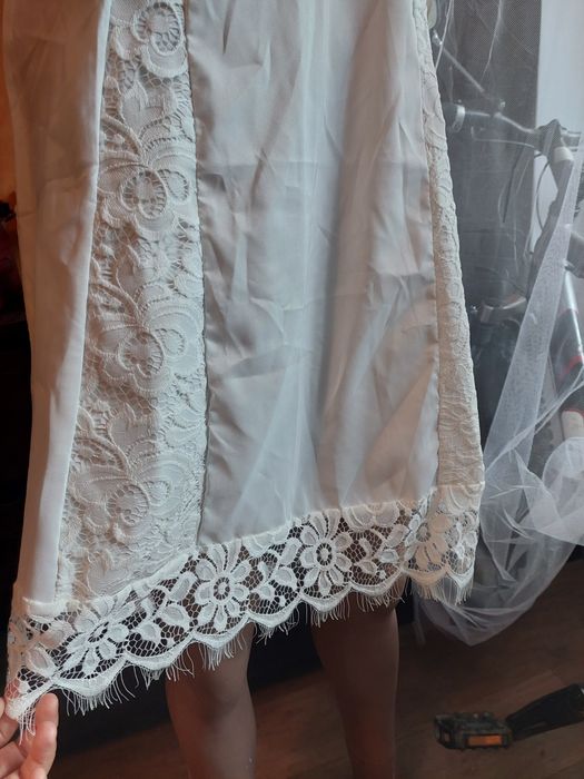 Біла сукня з мереживом