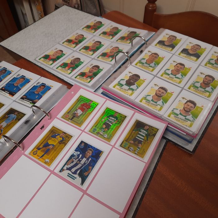 9 Coleções de cromos completas (Cadernetas + cromos por colar)