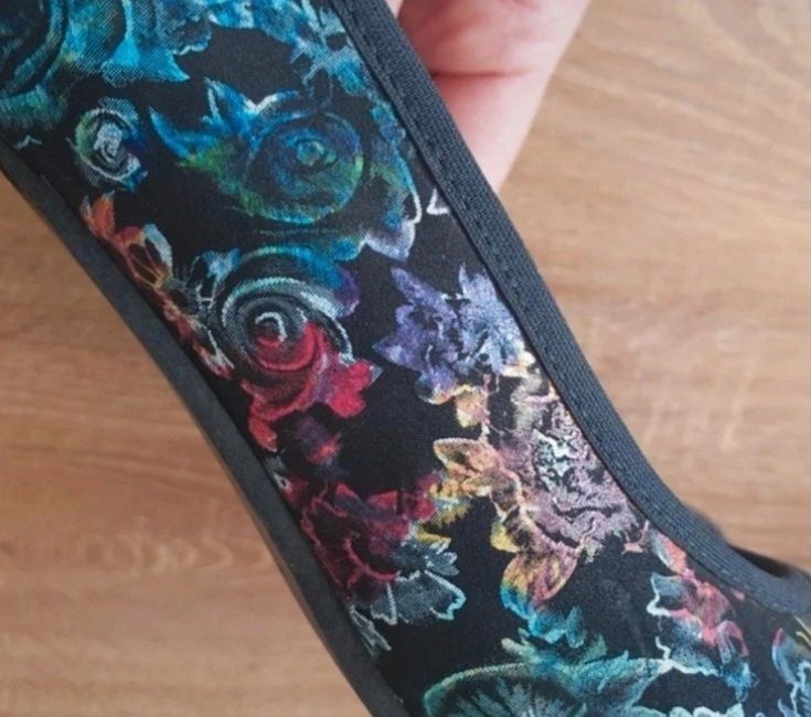 Damskie półbuty w kolorowy,kwiatowy wzór, Verdi, r.39