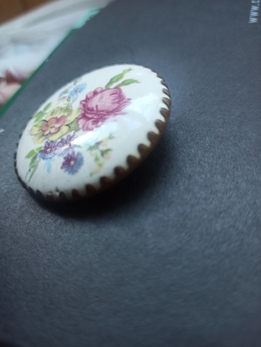 Брошь фарфоровая