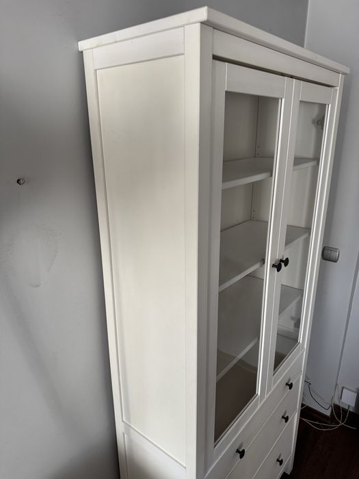 biała witryna z 3 szufladami IKEA HEMNES