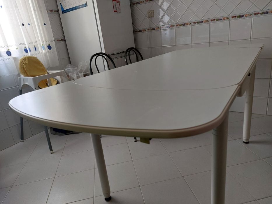 Conjunto de mesa e quatro cadeiras em ótimo estado