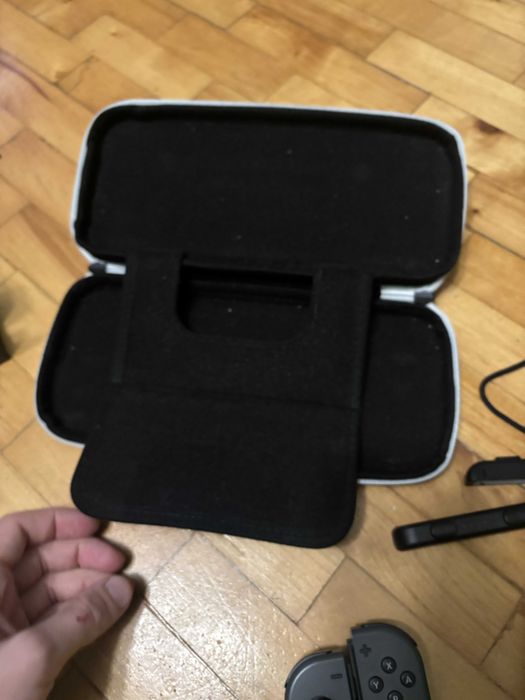 Konsola Nintendo Switch + etui