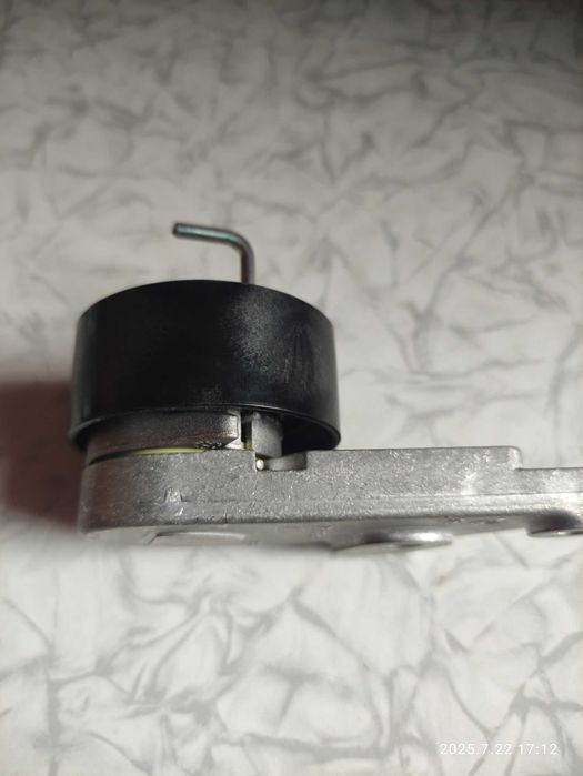 продам ролик натяжителя ремня ГРМ на форд