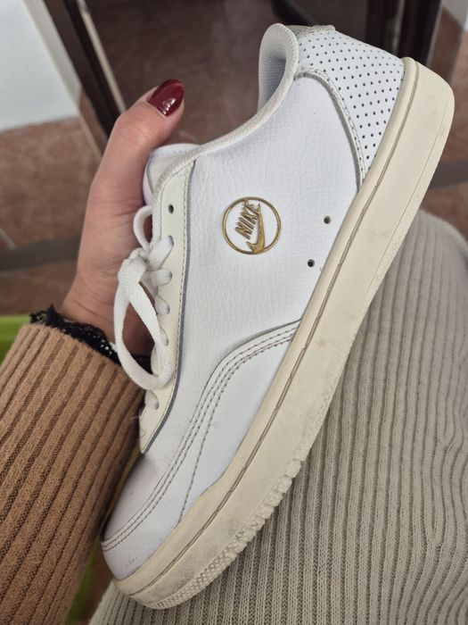 Sapatilhas Nike brancas, tamanho 40.