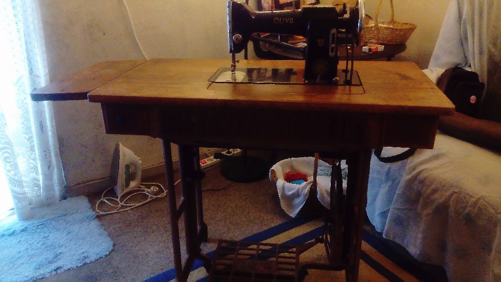Máquina de Costura Oliva CL45 + Móvel (1957)