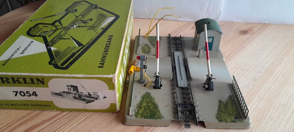 Passagem de nível h0 -Marklin 7054- mecânica, iluminada e com sinal