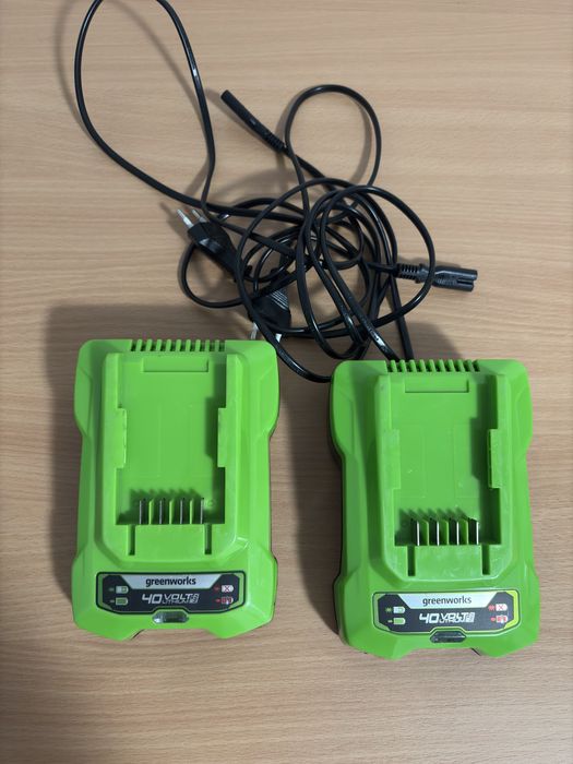 Dwie sprawne ładowarki Greenworks G40C do akumulatorów 40V