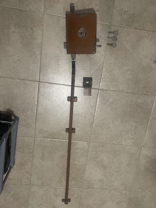 Fechadura com tranca no chão de chave em cruz  para porta