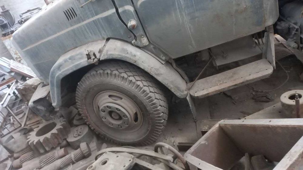 вантажівка ЗІЛ на ходу