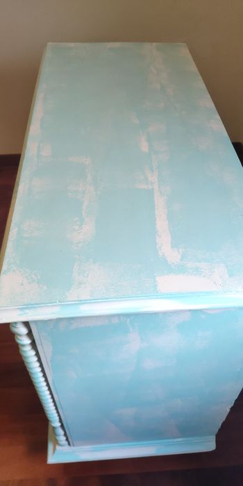 Comoda pintada com gavetões forrados