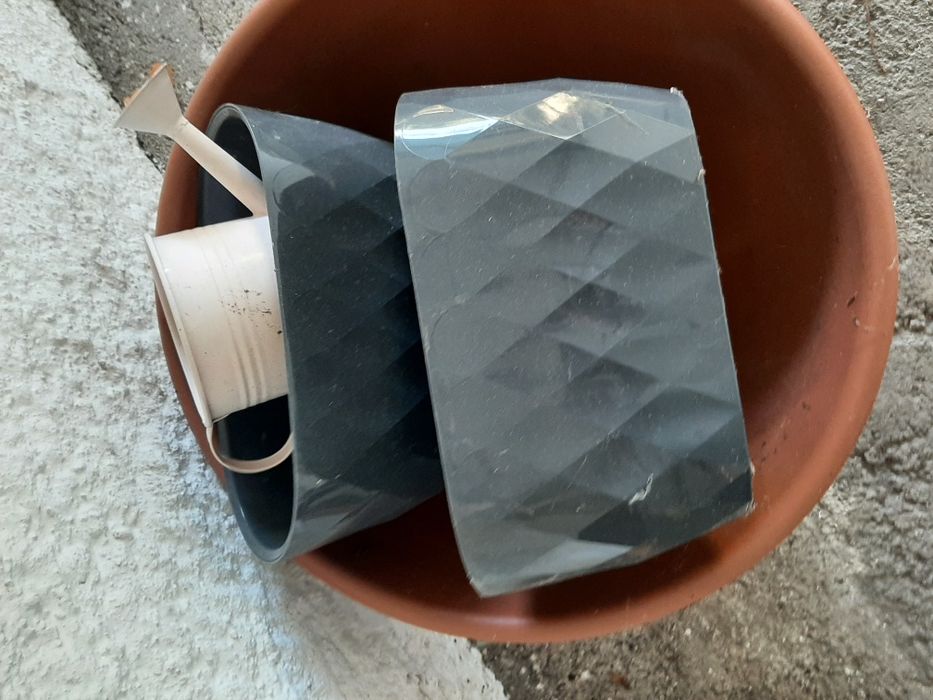 Vasos variados de plástico e barro