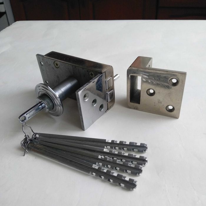 Замок ригельный 5 ключей.