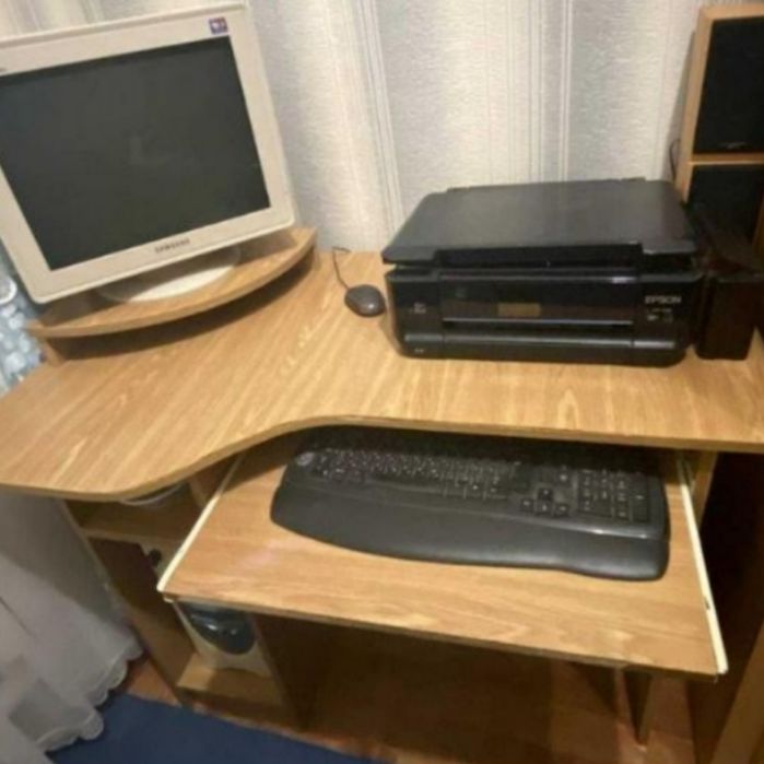 Стіл комп'ютерний