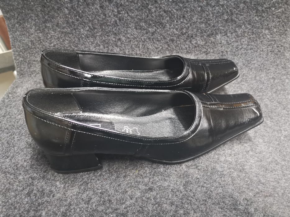 Sapatos pretos de senhora nr. 38