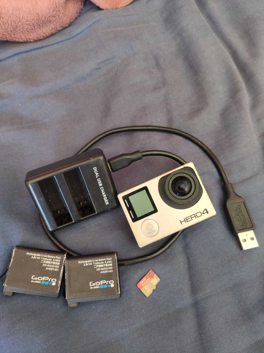 Go Pro Hero 4 Com 2 baterias,carregador e cartão de memória de 32GB.