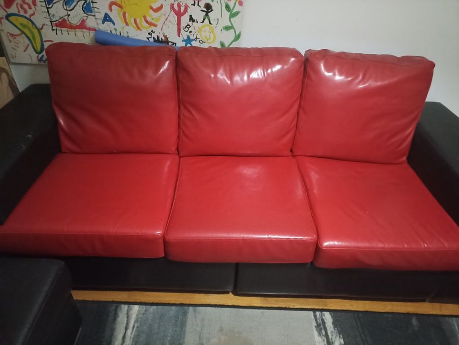 Sofá preto e vermelho