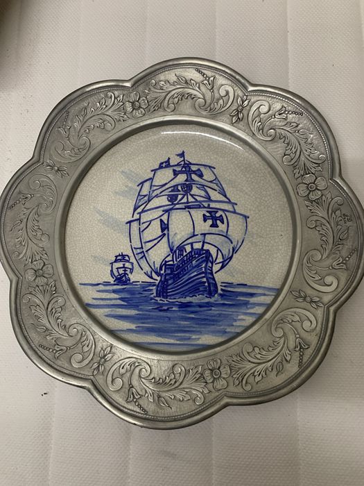 Prato pintado à mao em estanho