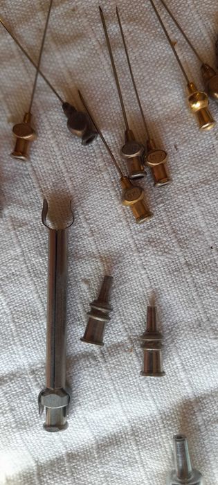 Seringas Agulhas em metal e respetivas caixas anos 50