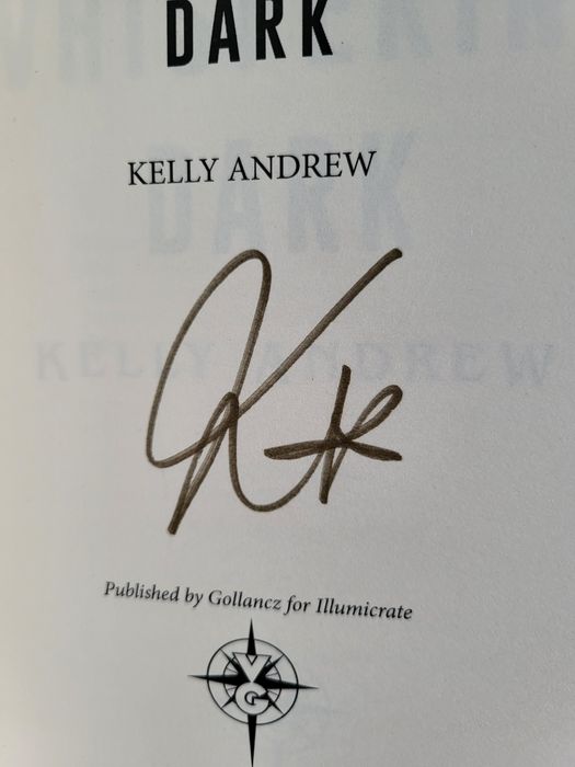 Illumicrate The whispering dark