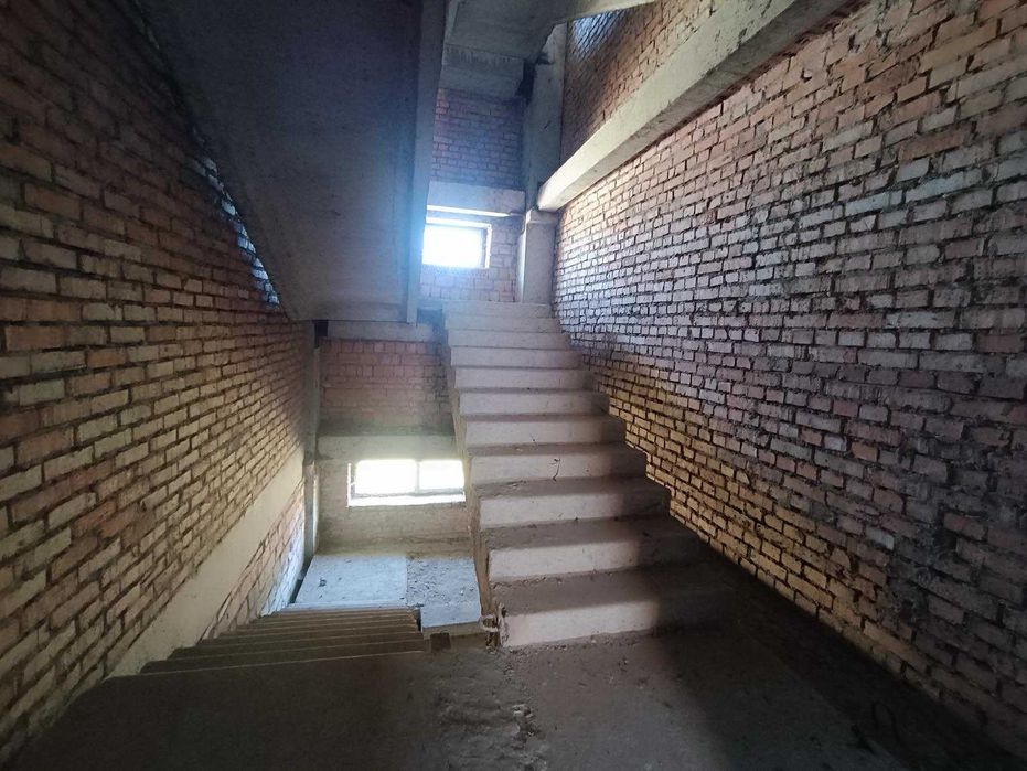 Продаж великої комерційної будівлі + земля приватизована, м. Дрогобич!