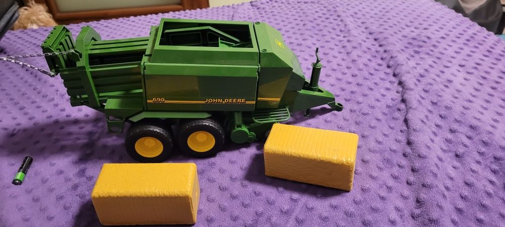 John Deere 690 prasa do słomy