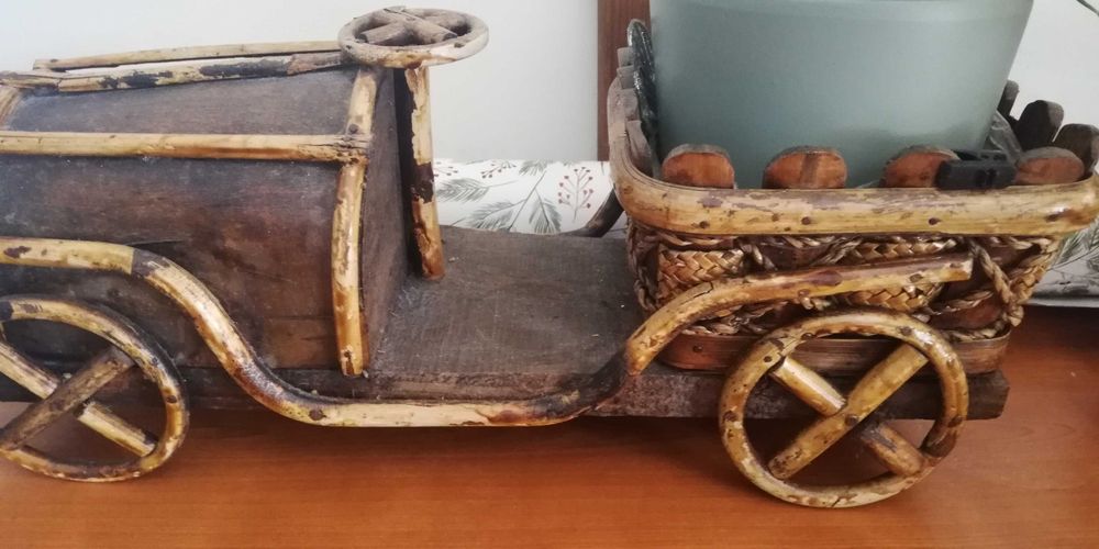 Carro antigo decorativo em vime