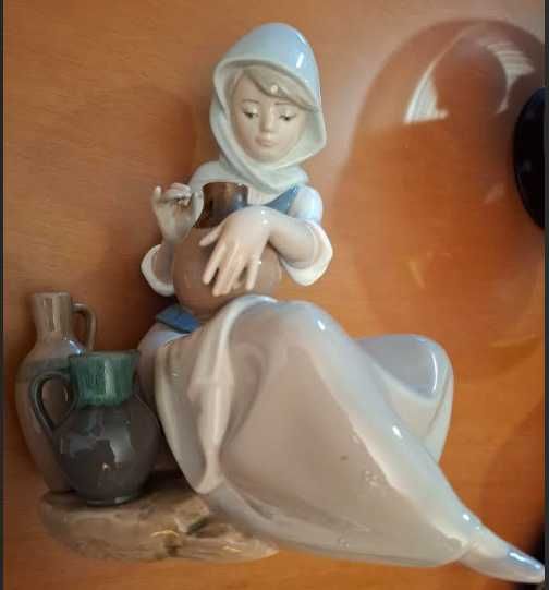 Menina dos Cântaros, em porcelana de LLADRÓ