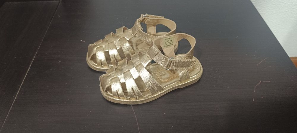 Calçado maioritariamente tudo em bom estado e de marca