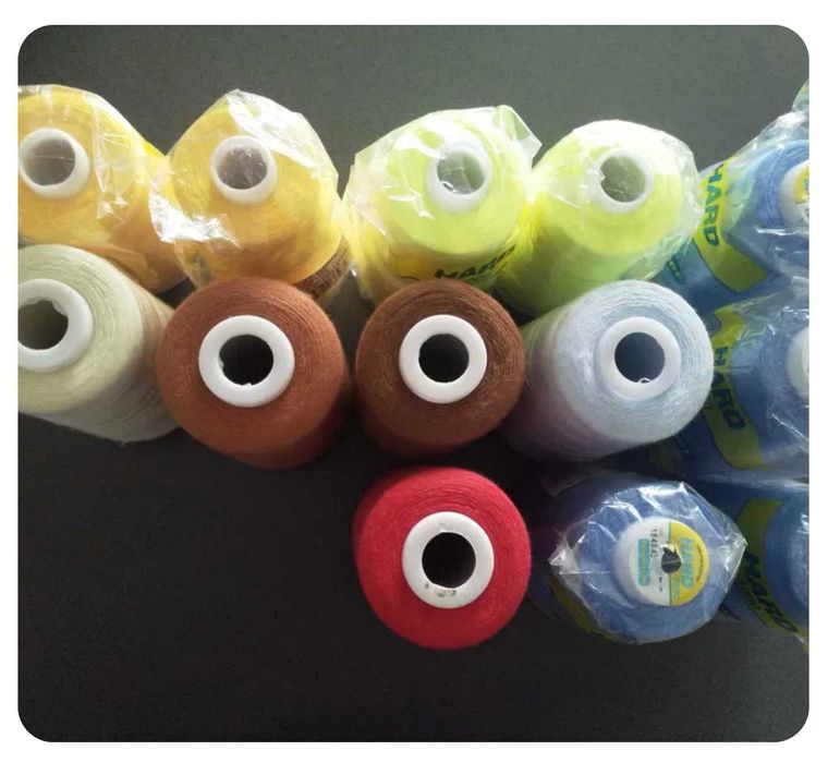 Nici krawieckie różne kolory