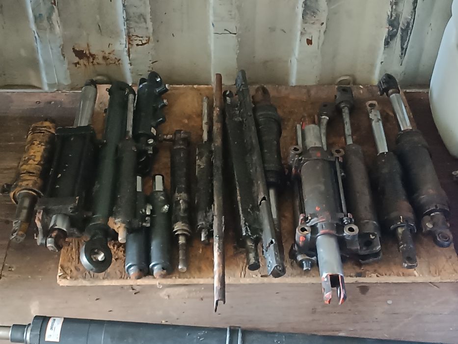 Siłownik hydrauliczny wspomagania  dwustronnego dzialania przelotowy