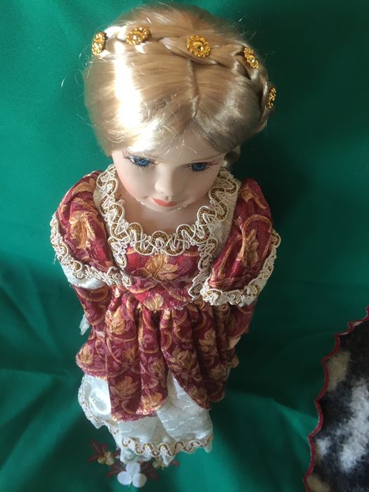 Boneca de porcelana  antiga para colecionar