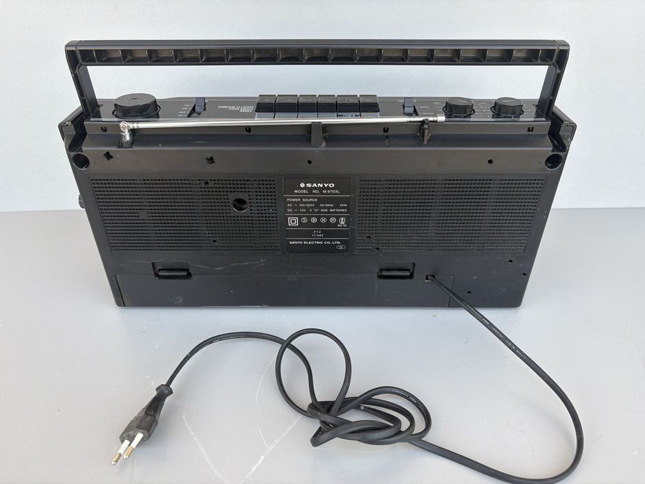 4-діапазонний стереомагнітофон Sanyo M 9703L