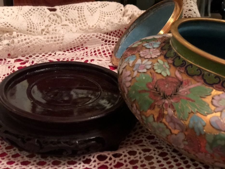 Pote em cloisonne em relevo d’ouro