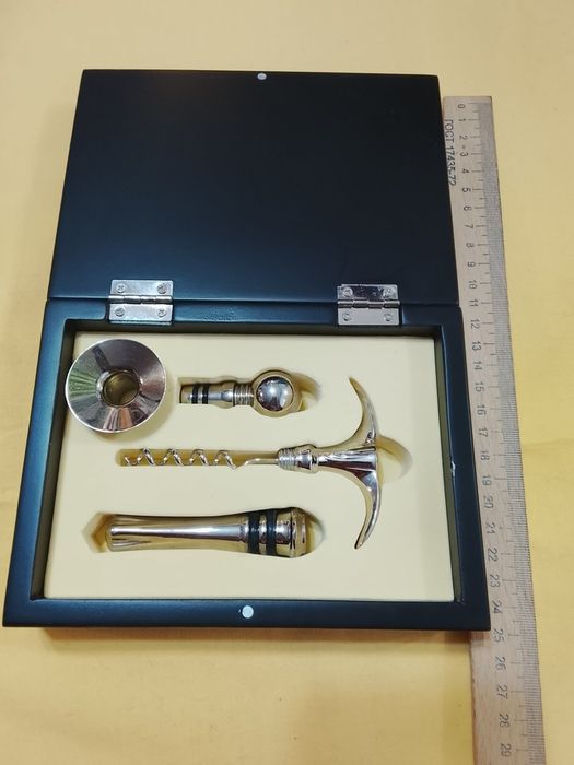 Подарочный винтажный набор для вина. В деревянном футляре