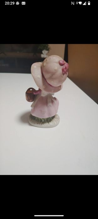 Sygnowana porcelanowa figurka dziewczynka z koszyczkiem wysokość 10cm
