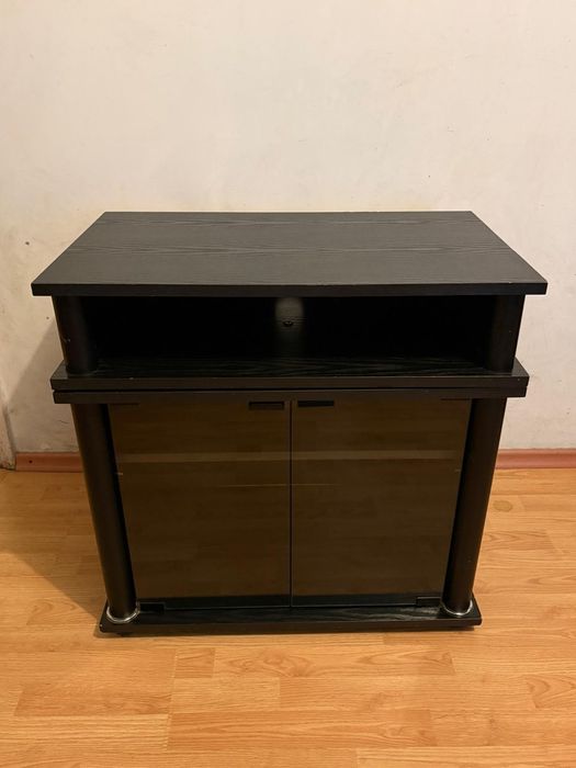 Szafka RTV z szklanymi drzwiami