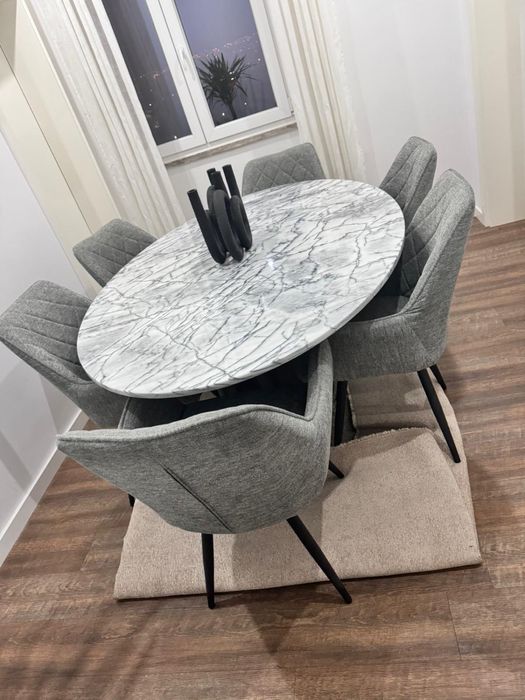 Mesa de jantar com tampo em granito e o pé em ferro