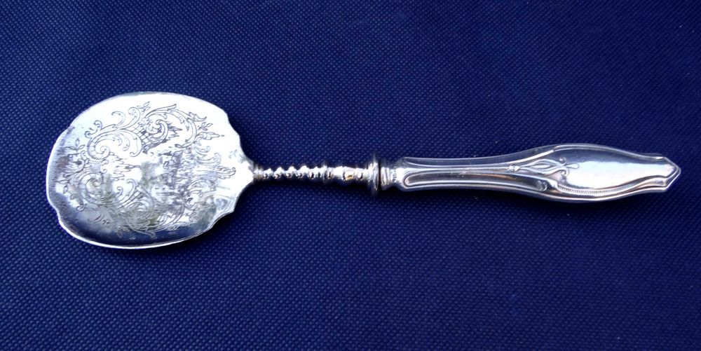 Łyżka do serwowania, środek stołu.