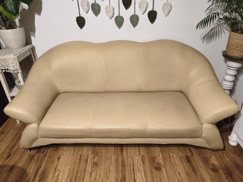 Sofa z ekoskóry, beżowa.