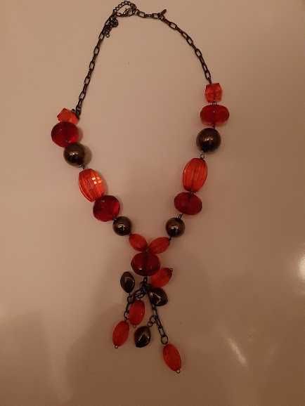 Colar prateado e vermelho muito original