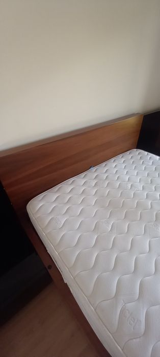 Cama, estrado e colchão.