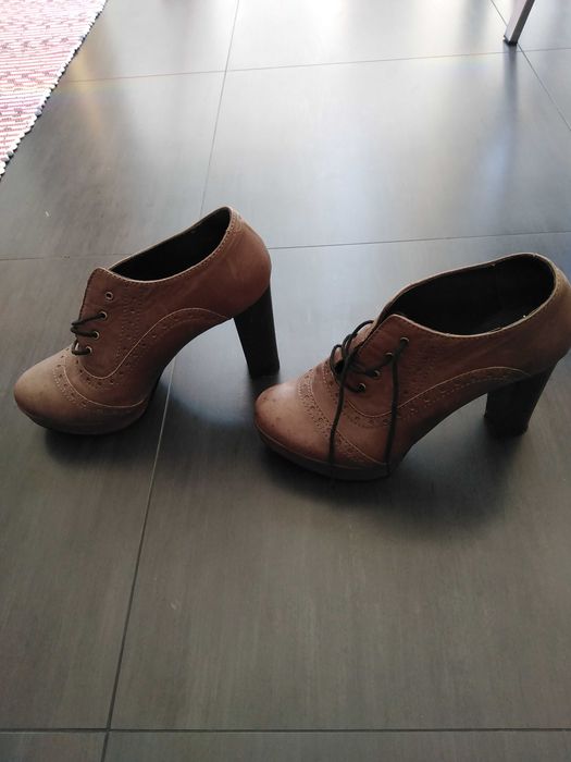 Sapato em Pele castanho