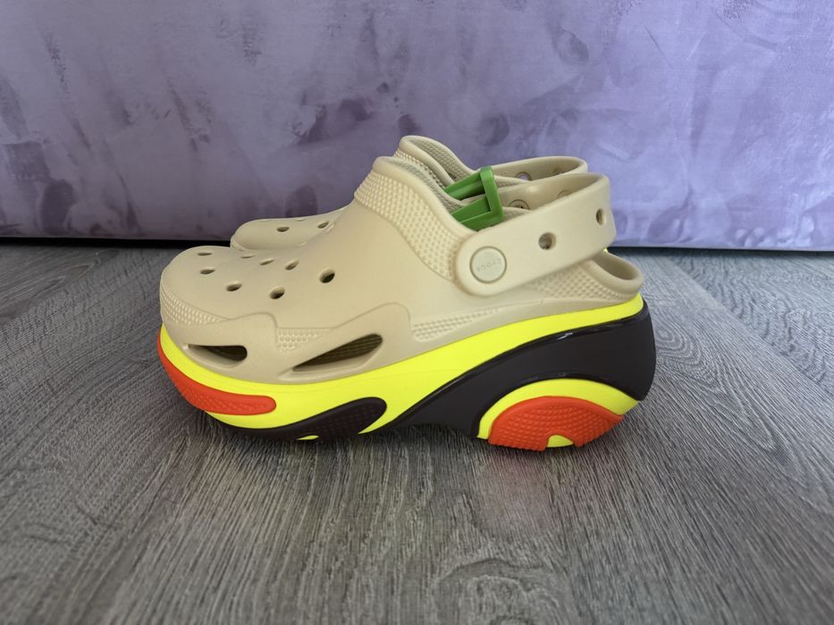 Продаю женские кроксы (W8)