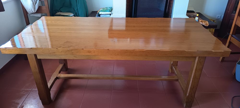 Mesa de madeira maciça com 8 cadeiras
